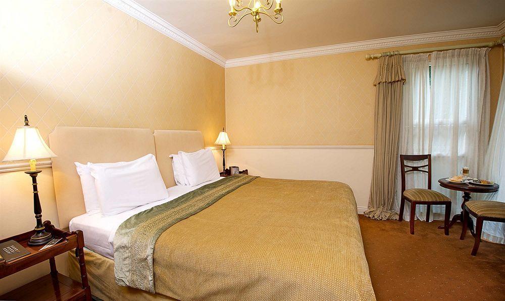 The Blue Haven Hotel Кинсэйл Экстерьер фото